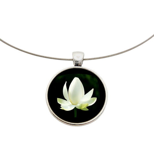Collier argenté pendentif cabochon photo fleur lotus blanc